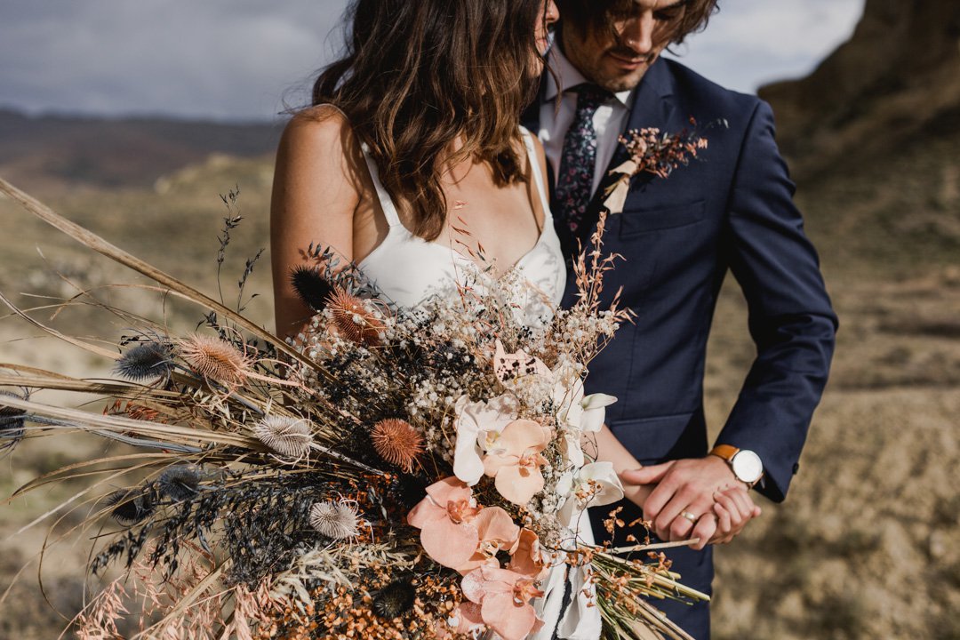 Wild autumn toned wedding flowers by The Vase Queenstown and The Lovers Elopement Co.